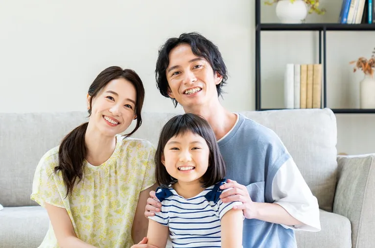 リビングで笑顔の家族3人