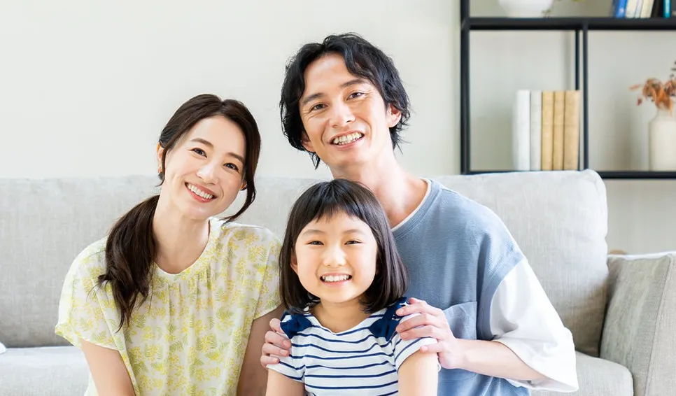 リビングで笑顔の家族3人